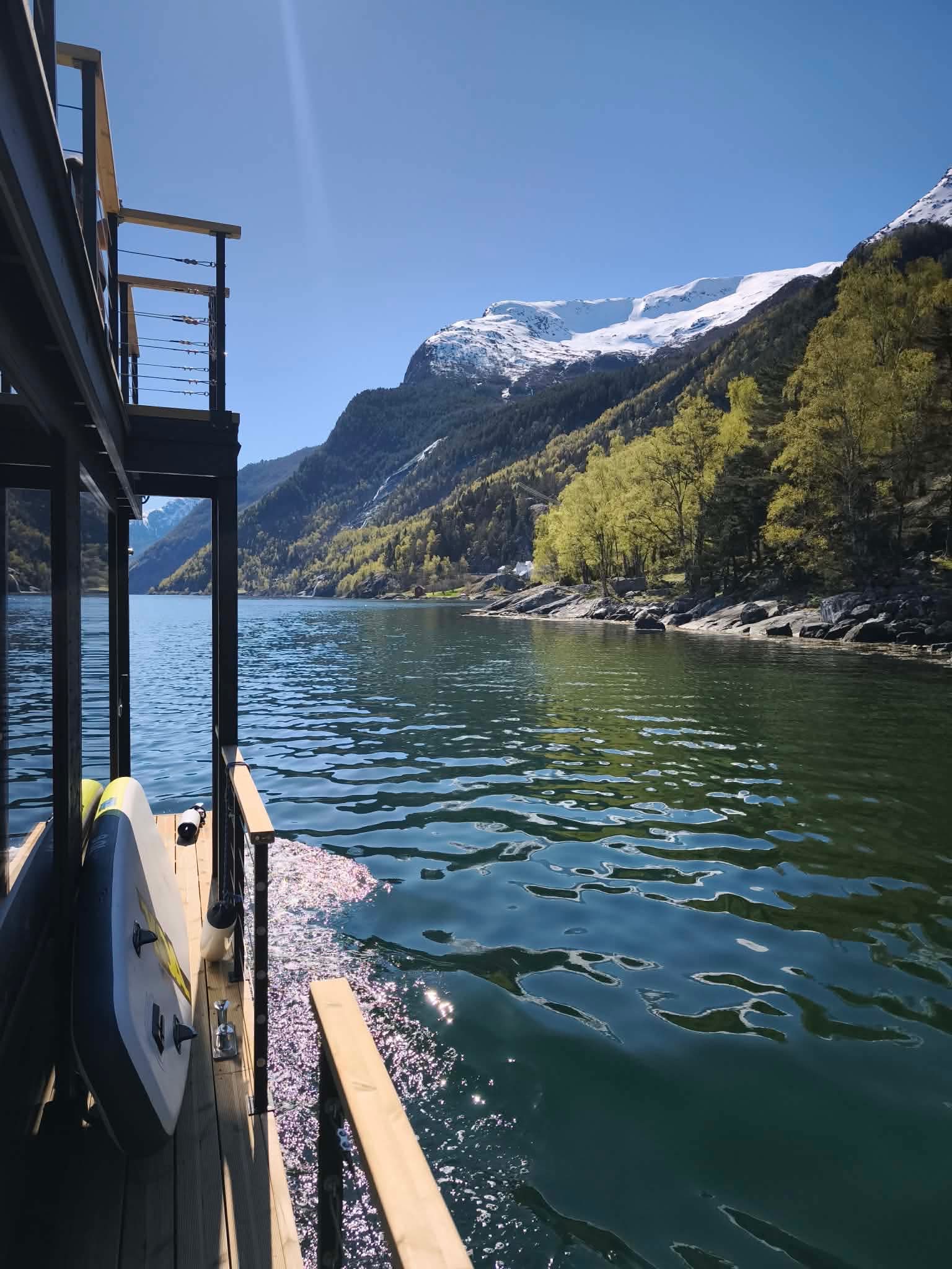 Guests arriving at the floating sauna in Odda